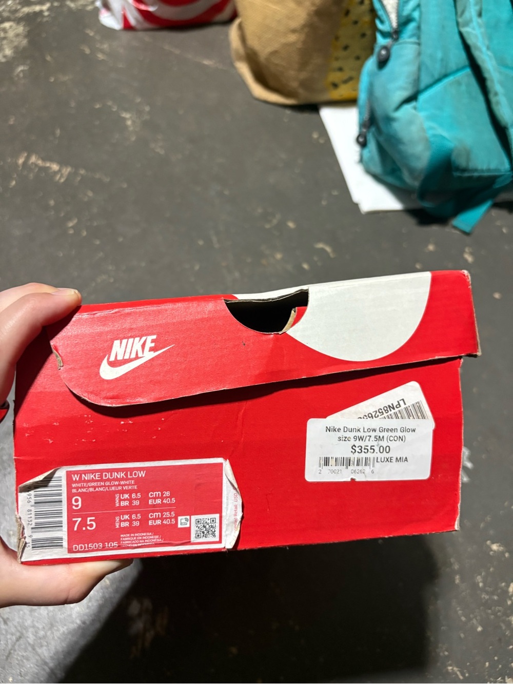Nike Unisex Dunks Green Glow Sneakers - Women’s 9/Mens 7.5 - BRAND NEW IN BOX - Picture 3 of 3